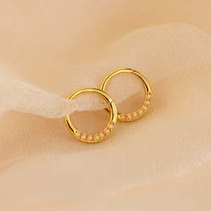 Opaal kraakbeen oorbellen van Caitlyn Minimalist • Sierlijke opaal oorringen voor helix piercing • Zomersieraden • Cadeau voor haar • ER346