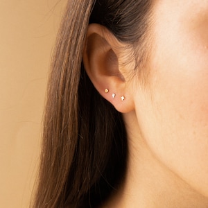 Aretes de corazón diminutos Aretes de corazón Aretes simples perfectos para ella Aretes de cartílago minimalistas Regalo para novia ER090 imagen 5