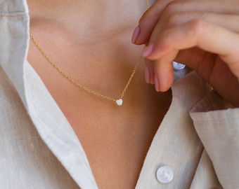 Opaal hartketting van Caitlyn Minimalist • Gelaagde hangerketting • Trendy bruidssieraden • Perfect jubileumcadeau • NR096