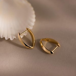 Geometrische V-vormige oorringen van Caitlyn Minimalist • Dikke gouden en zilveren mini-oorringen • Opvallende statement-sieraden • Uniek cadeau voor haar • ER676