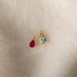 Zawieszki z kamieniami szlachetnymi „Gruszka i Bagietka” od Caitlyn Minimalist • Zestaw 2 sztuk: Spersonalizowane wisiorki z kamieniami szlachetnymi • Biżuteria z zawieszkami • Prezent dla niej • CM103