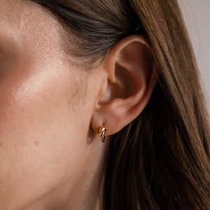 Pendientes de aro con nudo diminuto de Caitlyn Minimalist • Delicados pendientes de aro apilables • Joyería minimalista • Regalo de cumpleaños para esposa • ER766