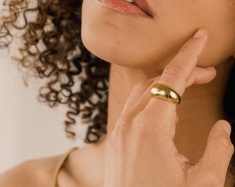 Bague bombée audacieuse en or par Caitlyn Minimalist • Bague imposante • Chevalière minimaliste • Bijou unique • Cadeau pour meilleure amie • RR025