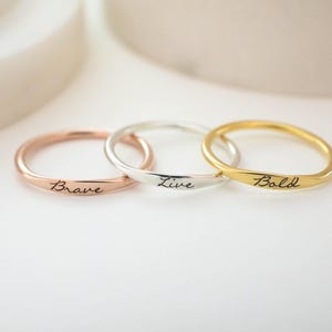 Anello sottile personalizzato • Anello con nome personalizzato • Anello con mantra • Anello con nome per bambini • Regalo per baby shower • Anello impilabile • Regalo per la mamma • RM21F100