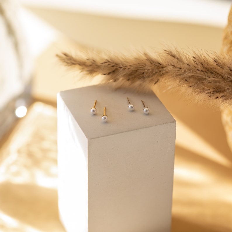 Puces d'oreilles en perles délicates par Caitlyn Minimalist Bijoux en perles de tous les jours Boucles d'oreilles minimalistes empilables Cadeaux pour proposition de demoiselle d'honneur ER316 STERLING SILVER