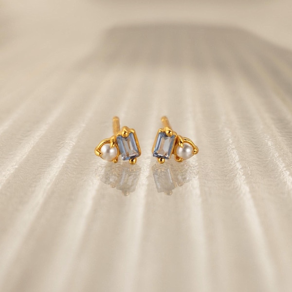 Ohrstecker mit Aquamarin und Perle von Caitlyn Minimalist • Hellblaue Edelsteinohrringe • Hochzeitsschmuck • Jahrestagsgeschenk für die Ehefrau • ER580