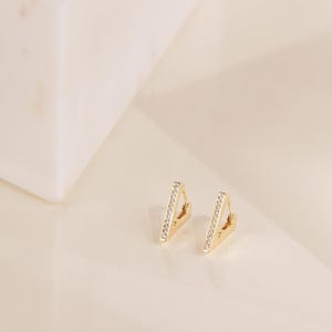 ダイヤモンドトライアングルピアス • パヴェトライアングルハギーフープピアス • ミニマルなスタイルにぴったりのモダンな幾何学模様ピアス • ER009