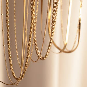 Cadenas esenciales para collares de Caitlyn Minimalist • Collares de espiga, cuerda, cadena de serpiente y más • Collares de plata y oro de moda para combinar imagen 9