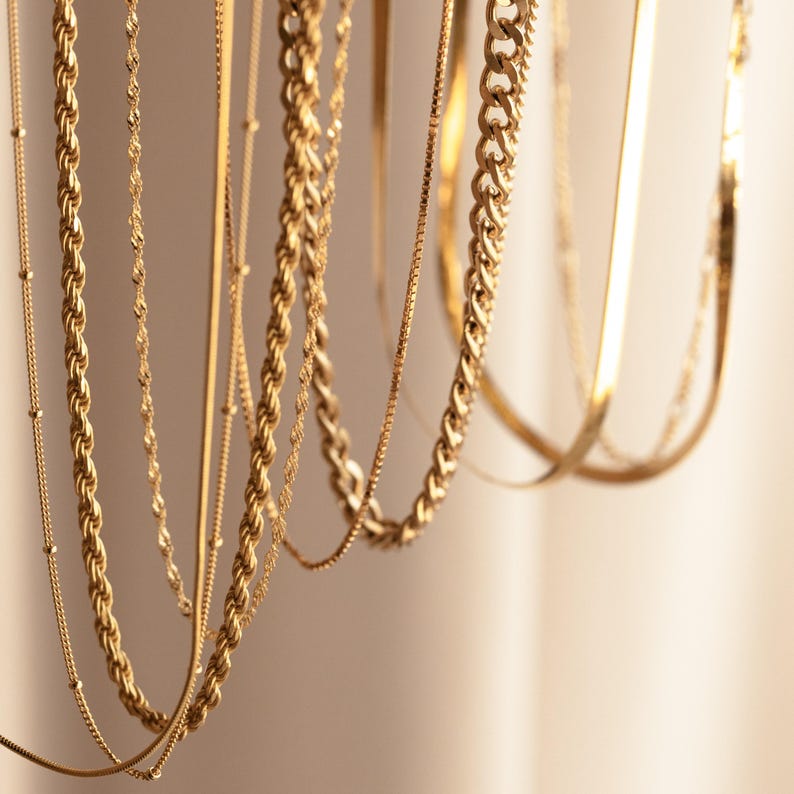 Cadenas esenciales para collares de Caitlyn Minimalist • Collares de espiga, cuerda, cadena de serpiente y más • Collares de plata y oro de moda para combinar imagen 9