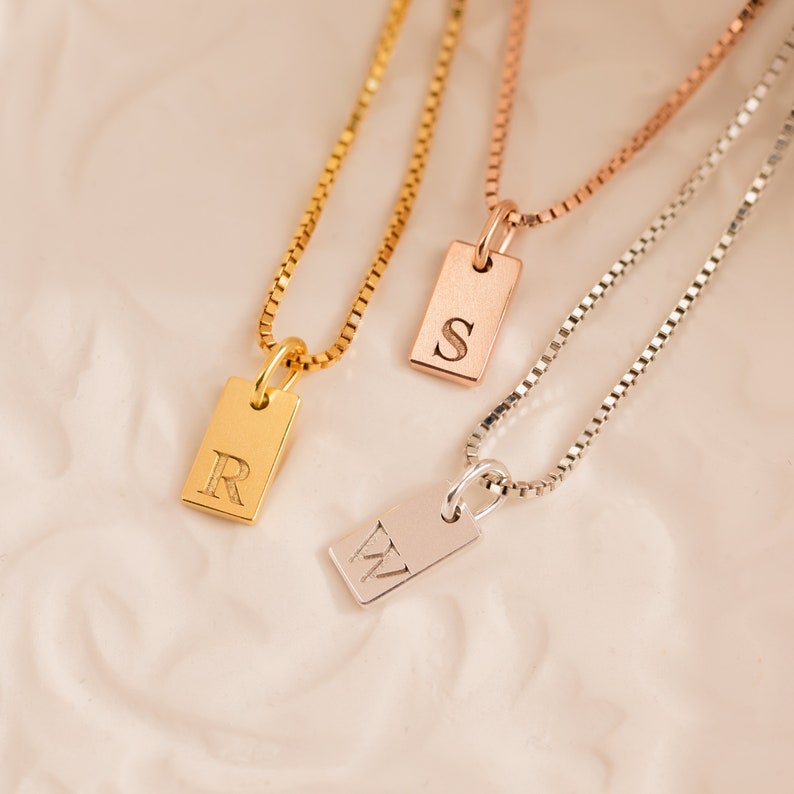 Dainty Initial Tag Necklace by Caitlyn Minimalist Custom Engraved Letter Pendant Necklace in Box Chain Bridesmaid Gifts NM83bNIF33 zdjęcie 4