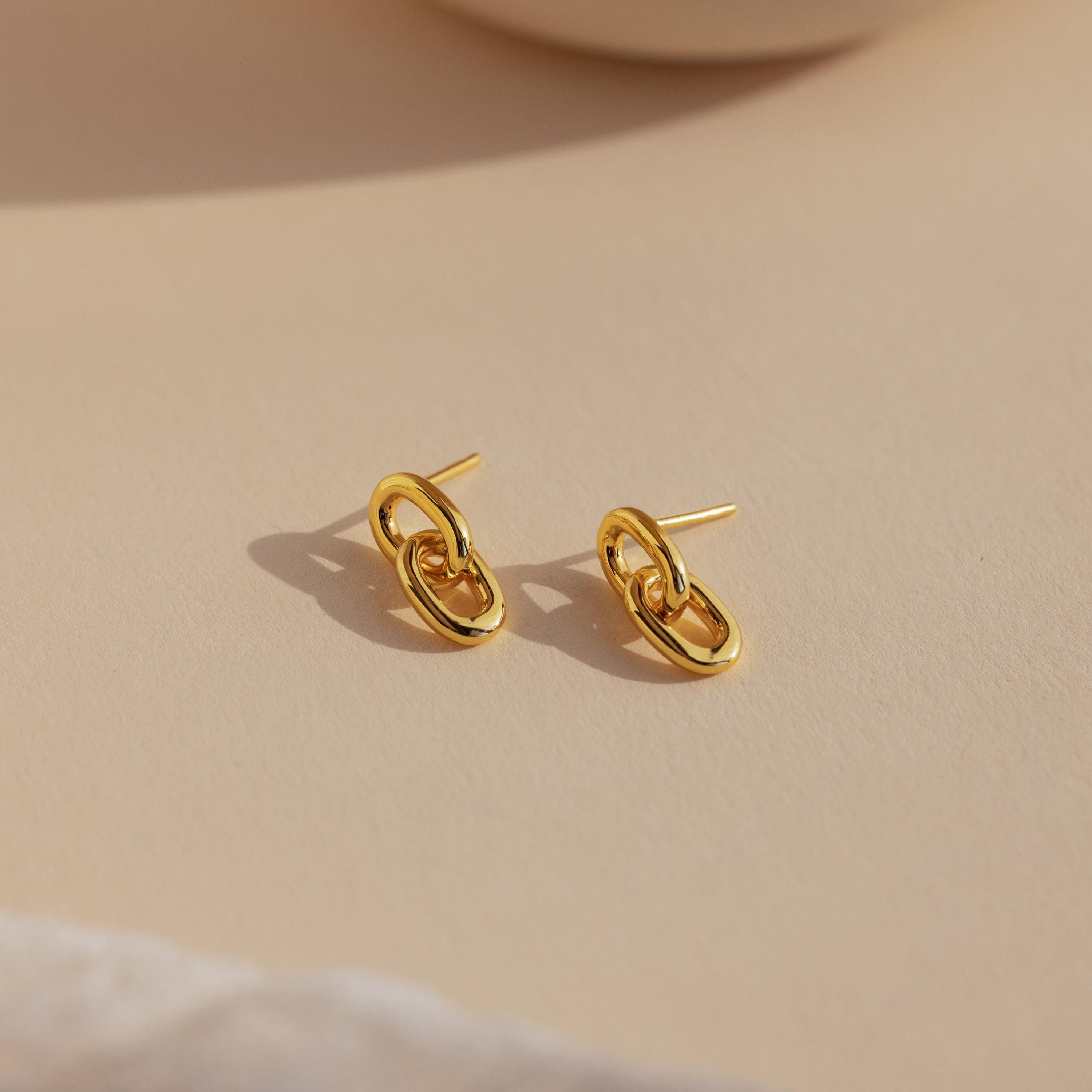 Link Stud Earrings by Caitlyn Minimalist • Dangle Drop Earrings in Gold & Silver • Minimalist Chain Link Earrings • Sister Gift • ER596