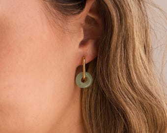 Orecchini a cerchio Jade Link di Caitlyn Minimalist • Orecchini geometrici con gemma di giada rotonda • Gioielli di tendenza • Regalo per la fidanzata • ER563