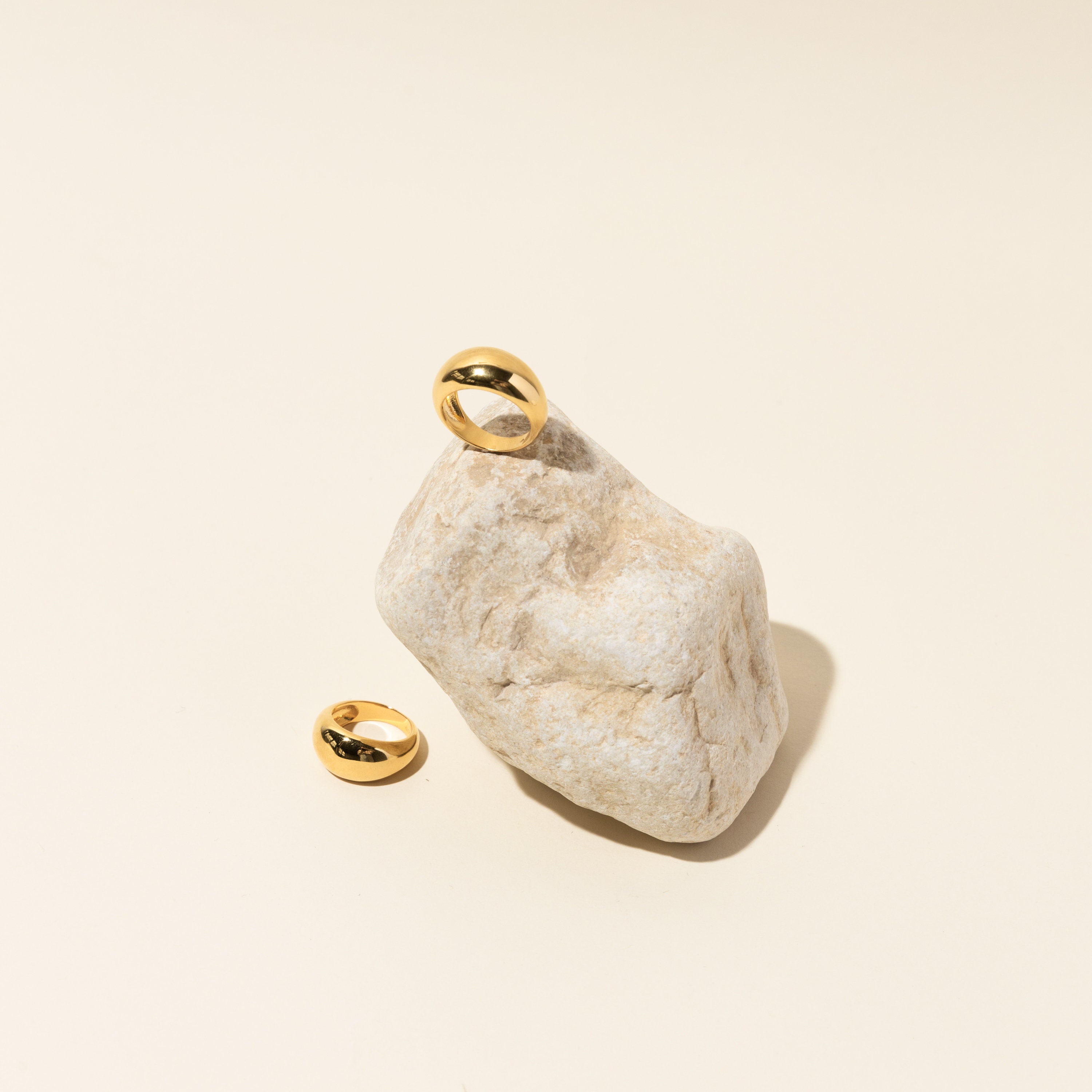 【CaitlynMinimalist】ボールドドームリング★国内発 Bold Dome Ring in Gold by Caitlynminimalist • Chunky Ring