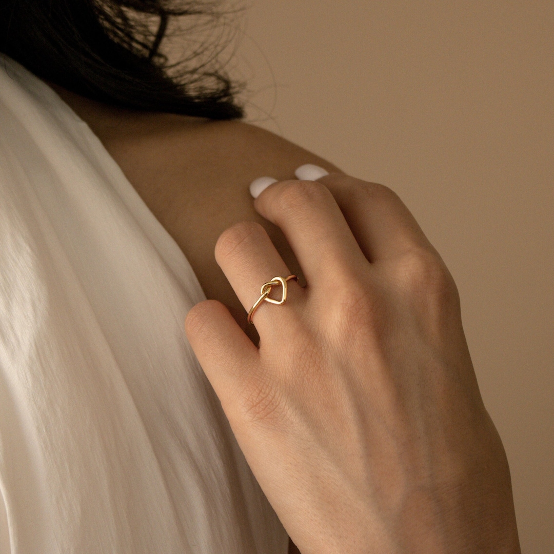 【CaitlynMinimalist】ハート ノットスタッドピアス Dainty Tiny Heart Stud Earrings | Caitlyn Minimalist
