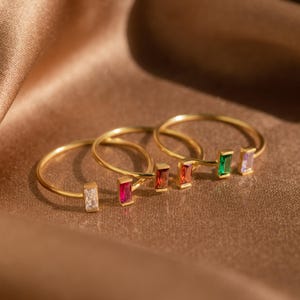 Anillo vertical con baguette y piedra natal de Caitlyn Minimalist • Anillo abierto de gemas dobles • Joyería con piedra natal • Regalo personalizado para mamá primeriza • RM94