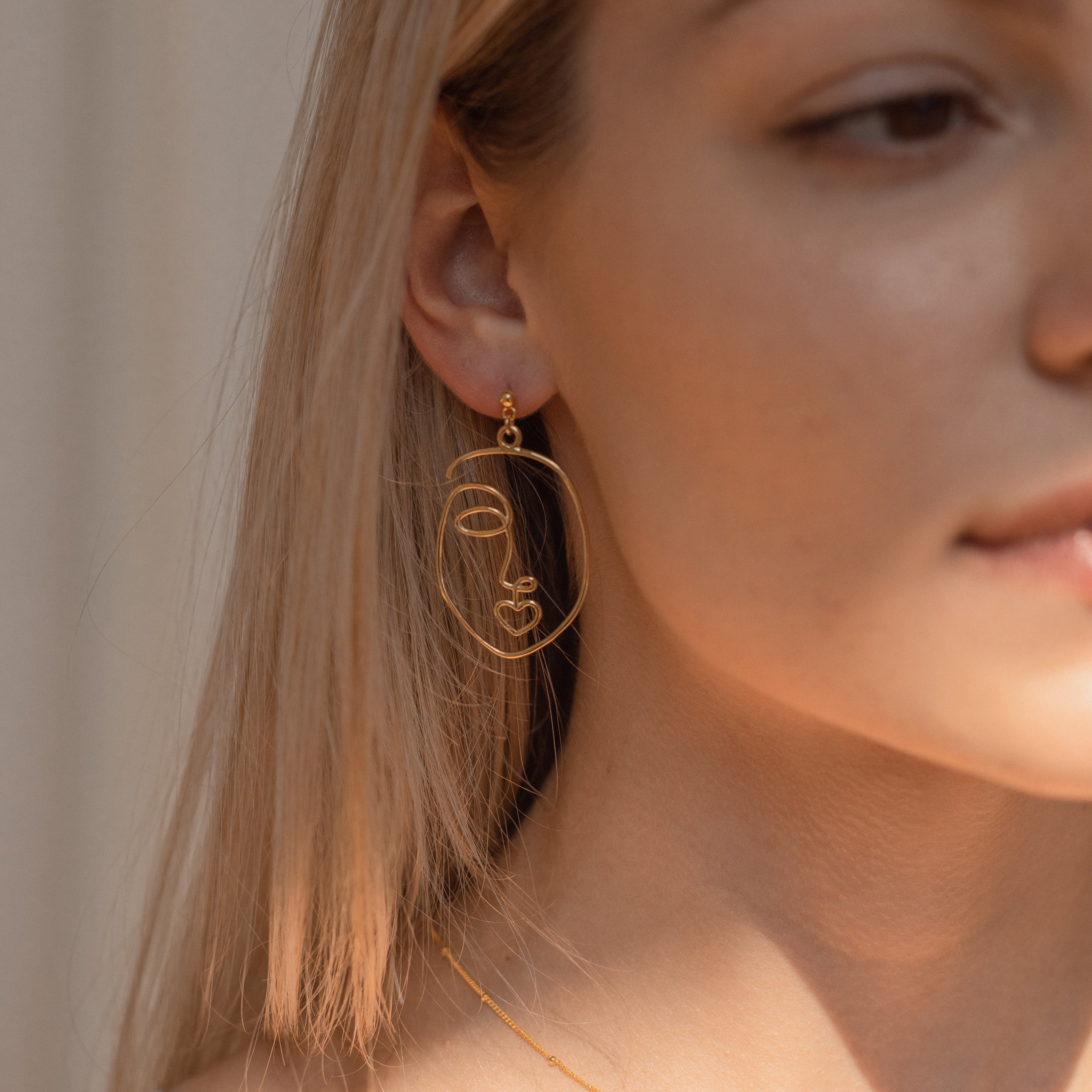 Abstract face outline deals earrings