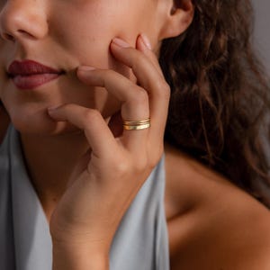 Minimalistisches Goldring-Set von CaitlynMinimalist • 3er-Set: Schlichte Goldringe • Zarte Stapelringe für jeden Tag • Geschenk für Sie • RR184 Bild 4
