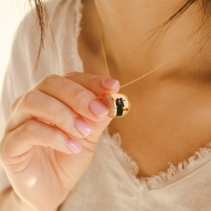 Collier médaillon de perles rondes par Caitlyn minimaliste Collier médaillon photo en nacre pour elle Bijoux souvenir, cadeau pour maman NR111 image 4