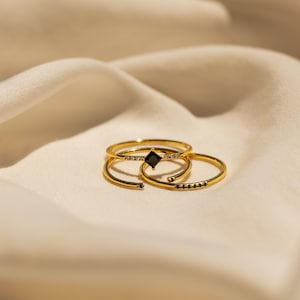 Zestaw pierścionków z diamentami Black Abyss od Caitlyn Minimalistyczny • Delikatny zestaw pierścionków z czarnego onyksu do łączenia ze sobą • Biżuteria ślubna • Prezent dla żony • RR112