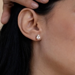 Ovala diamantörhängen av Caitlyn Minimalist • Ovalslipade diamantörhängen • Bröllopsörhängen • Brudtärneörhängen • Present till henne • ER165