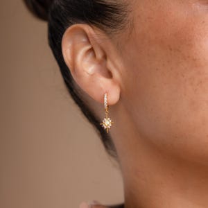 Pendientes colgantes de estrella de ópalo de Caitlyn Minimalist • Pendientes de aro colgantes con estrella de piedra preciosa • Joyería delicada de ópalo • Regalo de cumpleaños para ella • ER540