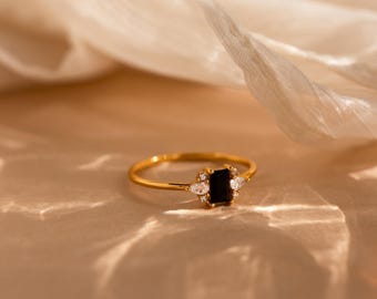 Caitlyn Minimalistのヴィンテージブラックバゲットリング。ゴールドの優美なブラックダイヤモンドカクテルリング。アールデコジュエリー。奥様へのギフト。RR143
