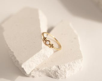 Anillo de oro y ópalo blanco de Caitlyn Minimalist • Joyería de ópalo celestial, piedra natal • Delicado anillo de promesa de ópalo • Regalo de cumpleaños para ella • RR062