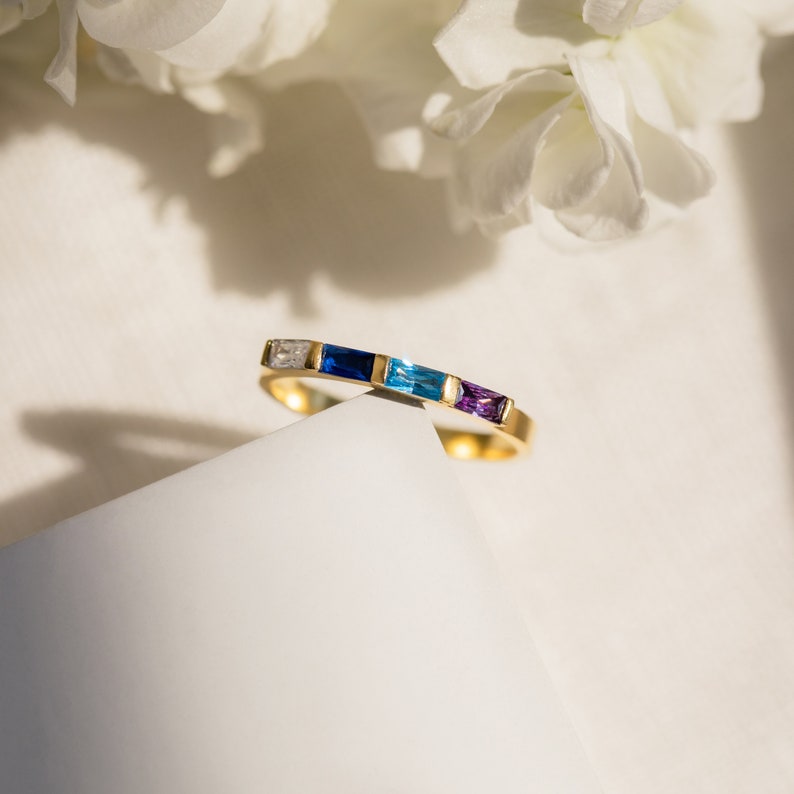 Geburtsstein-Baguette-Ring von CaitlynMinimalist Personalisierter Edelstein-Stapelring Individueller Kristallring Jubiläumsgeschenk für Mama RM104 GOLD - 4 STONES