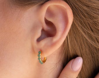 Jade Huggie Hoops von Caitlyn Minimalist • Minimalistische Goldohrringe • Schmuck mit grünem Edelstein, perfekt für jeden Tag • Geschenkidee für Sie • ER371