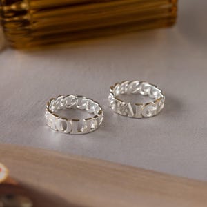 Bague prénom à maillons gourmette par Caitlyn Minimalist • Bague prénom personnalisée • Bague à maillons gourmette • Bijou en argent • Cadeau pour petit ami • RM65F33