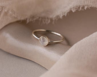 Ronde maansteenring van Caitlyn Minimalist • Labradorietkristalring • Fijne beloftesring • Zilveren sieraden • Cadeau voor je beste vriendin • RM135