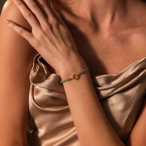 Perlenarmband mit Jadeverschluss von Caitlyn Minimalist • Armband aus natürlicher Jade • Armband mit grünem Edelsteinanhänger • Boho-Schmuckgeschenk für Mama • BR149