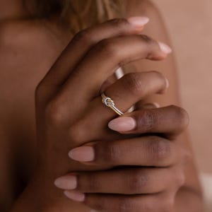 Anello con nodo bicolore di Caitlyn Minimalist • Anello con promessa di nodo d'amore in argento e oro • Gioielli in metallo misto • Regalo di anniversario per lei • RR163