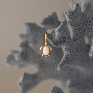 Opalen zeeschildpadhanger van Caitlyn Minimalist • Kristallen schildpadhanger voor ketting • Unieke strandjuwelen • Cadeau voor dochter • XR146