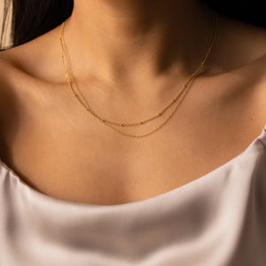 Collar doble de cuentas de Caitlyn Minimalist • Collar de oro en capas con cadena satélite y gargantilla de cadena delicada • Regalo para amigas • NR079
