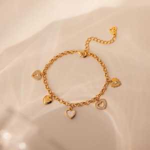 Herzanhänger-Armband von Caitlyn Minimalist • Vintage-Armband mit mehreren Herzen • Goldenes Anhänger-Armband • Diamantschmuck • Abschlussgeschenk • BR081