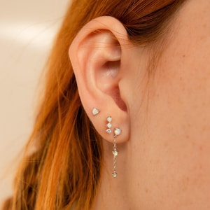 Boucles d'oreilles puces en opale par Caitlyn Minimalist • Boucles d'oreilles délicates en forme de cœur, boucles d'oreilles barrette et boucles d'oreilles pendantes à chaîne en argent • Cadeau pour demoiselle d'honneur