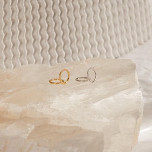 Mini pendientes de aro para cartílago de Caitlyn Minimalist • Pendientes de aro delicados con diamantes • Aros pequeños con pavé • Joyería de plata • Regalo para damas de honor • ER249