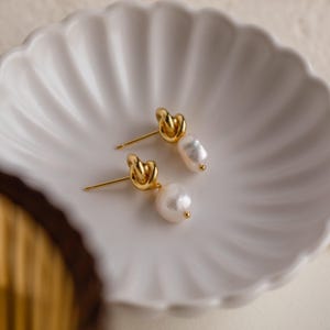 Oorbellen met parel en knoopmotief van Caitlyn Minimalist • Keltische knoop oorbellen met parel en knoopmotief in goud • Bruidssieraden • Cadeau voor mama • ER222