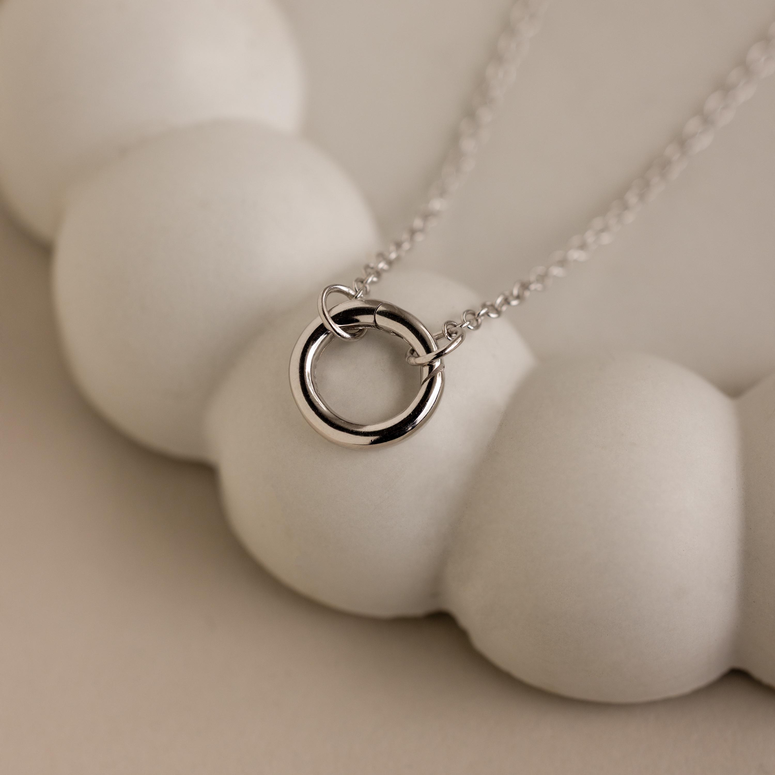 Cirkelvormige karabijnhaakketting van Caitlyn Minimalist • Bedelhouderringketting • Scharnierende clipketting • Zilveren sieraden • Zustercadeau • NR 267