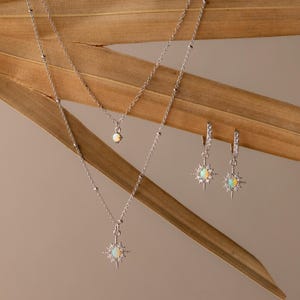 Conjunto de colar e brincos com estrela de opala da Caitlyn Minimalist • Conjunto de colar em camadas com design de estrela • Brincos de argola com opala cravejada • Presente de aniversário • MB021 SILVER