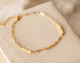 Bracciale con barra con mini nome personalizzato di Caitlyn Minimalist • Bracciale con ciondoli incisi con una delicata catena di graffette • Regalo per la nuova mamma • BM56F39