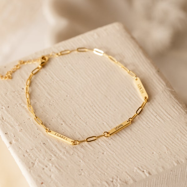 Mini bracelet porte-nom personnalisé minimaliste par Caitlyn • Bracelet à breloques gravé avec une chaîne fine en forme de trombone • Cadeau pour nouvelle maman • BM56F39