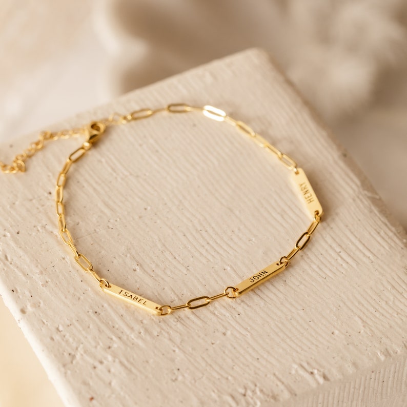 Mini bracelet porte-nom personnalisé minimaliste par Caitlyn Bracelet à breloques gravé avec une chaîne fine en forme de trombone Cadeau pour nouvelle maman BM56F39 image 1