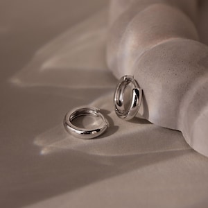 Boucles d'oreilles Huggie EDITOR II par Caitlyn Minimalist • Petites créoles Huggie • Bijoux délicats en argent • Cadeau pour fille • Cadeau pour maman • ER042