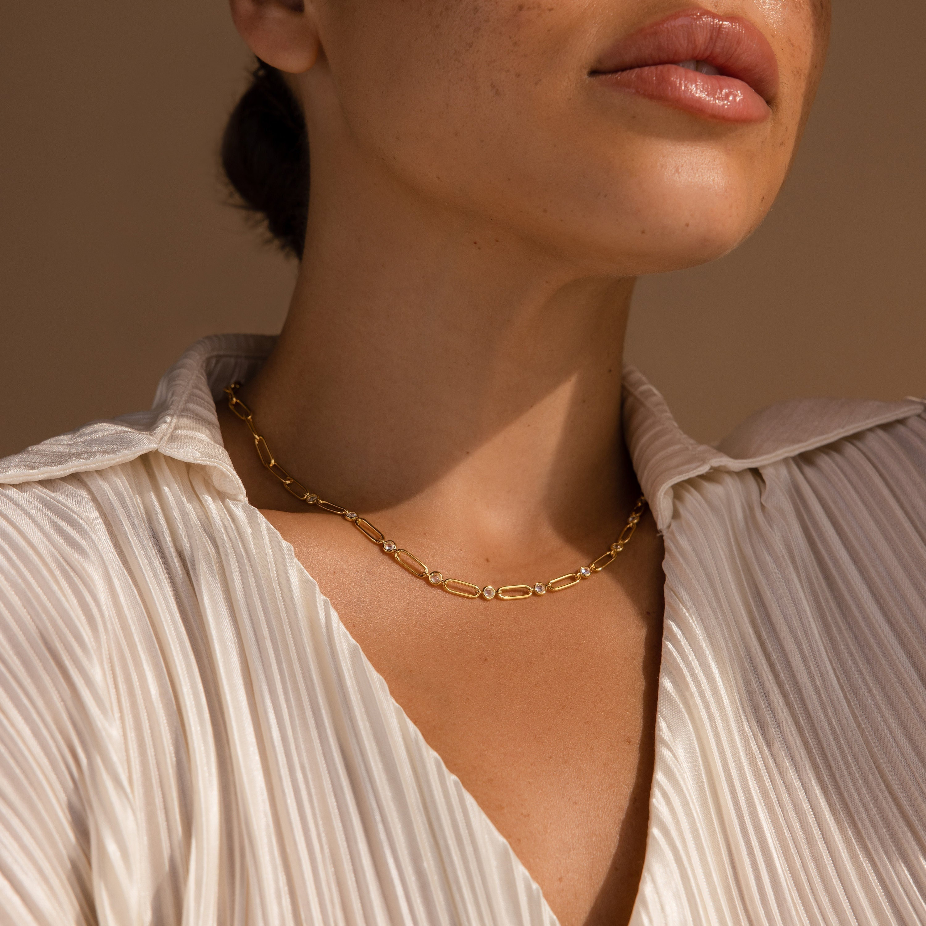 【関税・送料無料】Caitlyn Minimalist★Lucia ムーンネックレス Everyday Minimalist Layering Necklace Chains | Caitlyn