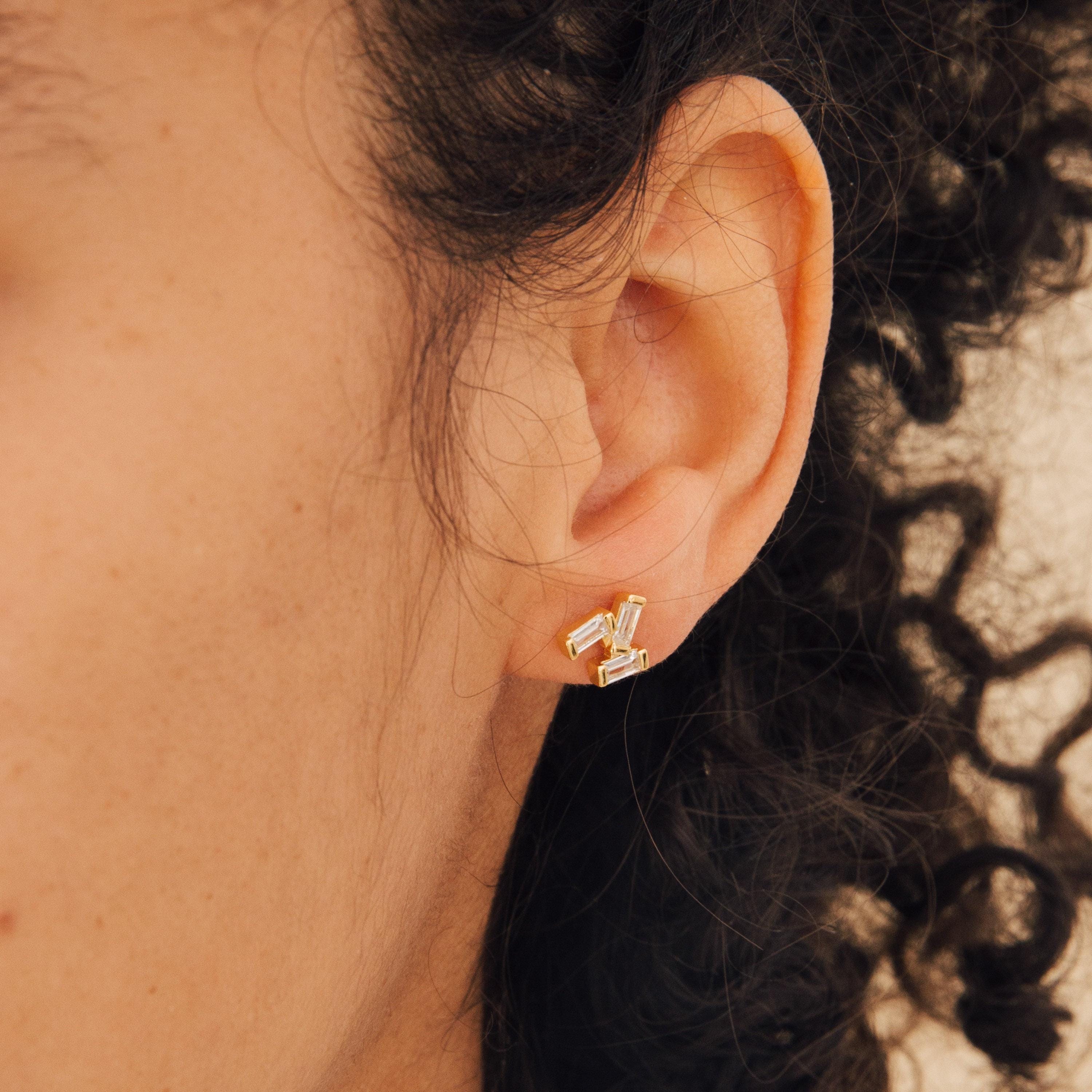 61 62 63 64イヤリング CaitlynMinimalistのGlacier Diamond Studs • 幾何学模様のバゲット