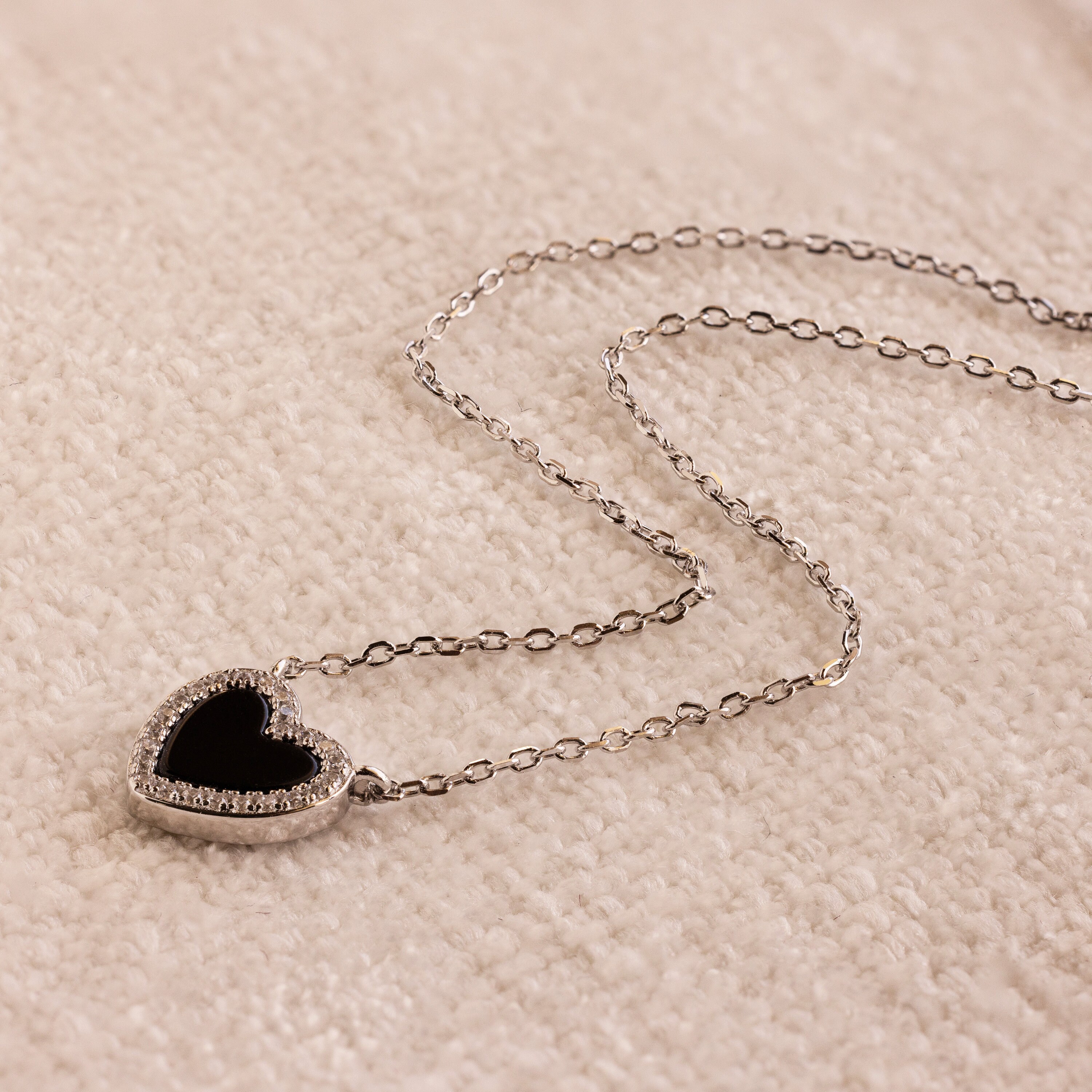【caitlynminimalist】パヴェオニキスパフハートネックレス★ Dainty Pave Onyx Puff Heart Necklace | Caitlyn Minimalist