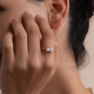 Pierścionek z perłą i diamentem Caitlyn Minimalist • Pierścionek zaręczynowy z dwoma kamieniami • Pierścionek zaręczynowy Toi et Moi • Biżuteria ślubna • Prezent dla niej • RR174