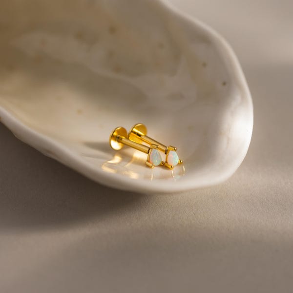 Opal Droppformade Örhängen med platta baksida av CaitlynMinimalist • Örhängen med skruvbaksida och päronsten • Opalsmycken • Present till mamma • ER648